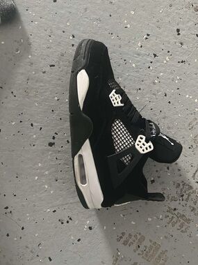 Jordan Men's Black and White Retro Basketball Sneakers